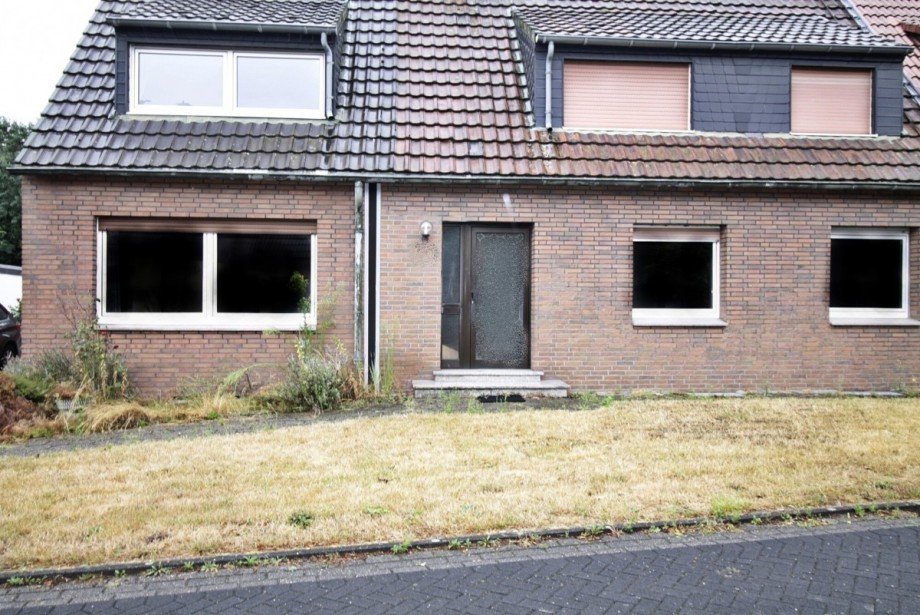 Geb�udefront Zweifamilienhaus H�nxe